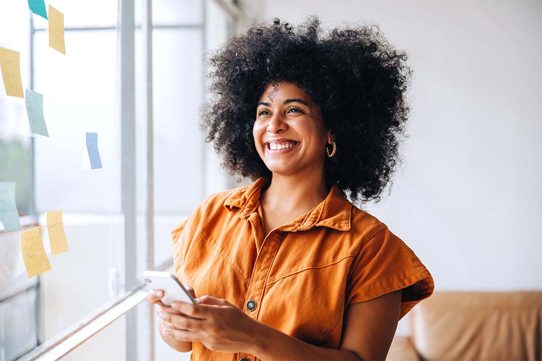 Une femme souriante